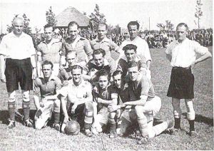 800px-Elftal 1945-1946.jpg